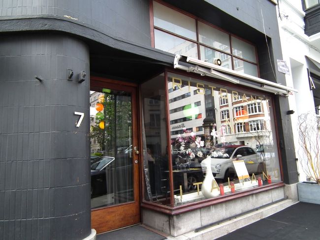 　そこで見つけたのがこのイタ飯屋とおぼしき小さなレストランです。名前がわかりません。<br /><br />　入ってみるとお客なんだか友達なんだかわからない人が一人席に座っています。ウェイターがやってくると、彼には英語が通じない。しかもメニューもフランス語でしか書いていない。でも、何となく想像ができる。<br /><br />　ウェイターの彼とそのお客なんだか友達なんだかわからないふたりが一生懸命説明してくれる。そのうちに英語のわかる人がやってきた。確かめたら、理解の通りだった。こんなんでもいけるって事か。