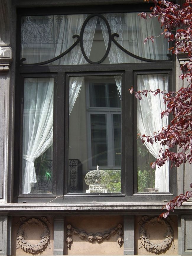 　左隣の建物ですが、これももちろんアール・ヌーヴォの影響を大きく受けているに相違ないわけですよねぇ。こんな建物が軒並みなんです。壮観ですねぇ。