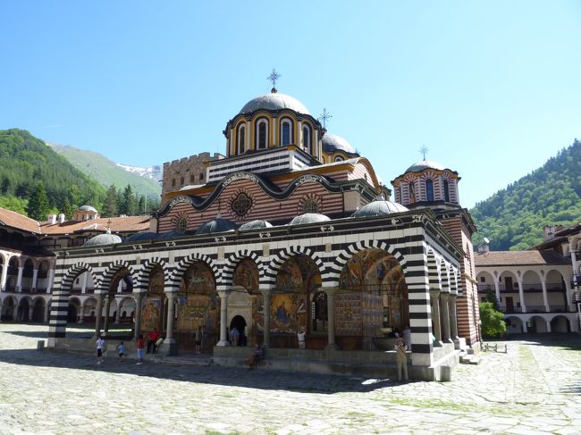 聖母生誕教会<br />教会内部にはイコノスタスは、金で飾られています。