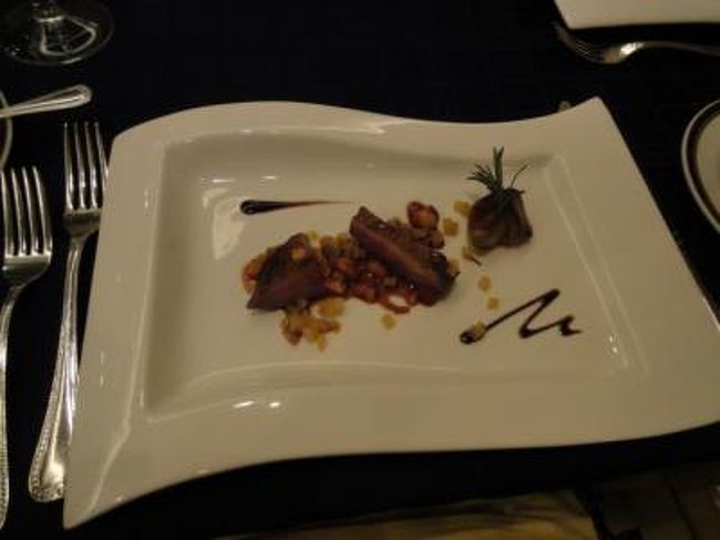 小鴨の軽い燻製<br />濃縮バルサミコとフレーズのソース<br /><br />フォアグラも添えられています <br /><br />