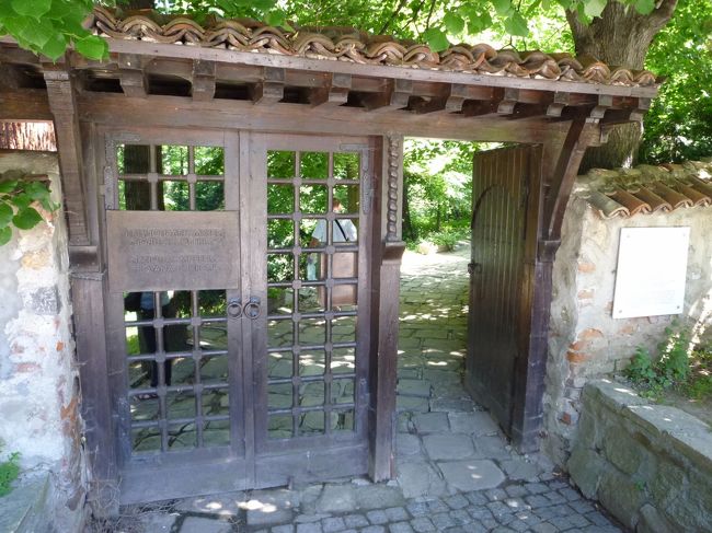 ボヤナ教会入口<br />この先に教会があります。