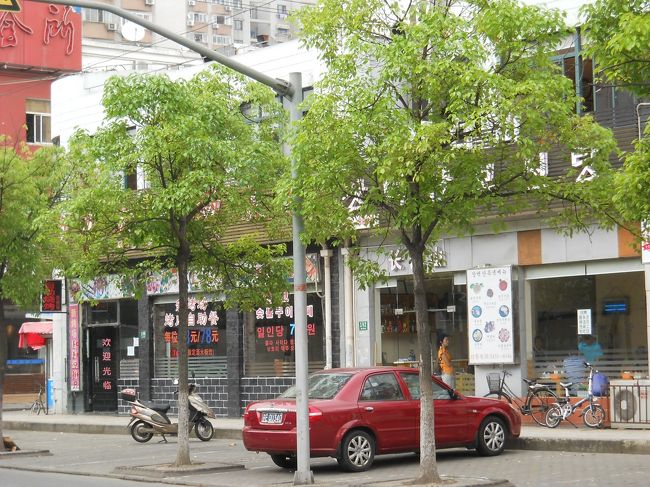 韓国の団体旅行のバスが止まって食事をしている。<br /><br />