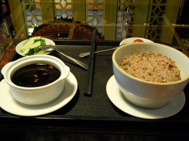 コリアタウンで食事したかったけど、中国語、ハングル語どちらもわからない私は注文すらできないので、帰り古北地区の薬膳料理の店でランチ。<br /><br />やっと食べられた亀ゼリー！！（17元）<br /><br />豚ミンチ丼（27元）とにかくトマトが美味しい！