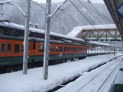 ところが出発時間になっても長岡行きの電車が水上駅に到着しません。アナウンスによれば、新潟県側の越後中里で雪で立ち往生して、復旧の見込みは立たない、とのこと。代行バスを用意するので、バスが到着次第、越後湯沢までピストン輸送する、という話でした。
そんなわけでしばし立ち往生です。１８きっぷの場合、こういうハプニングはスケジュールに想定しておかないと危険ですね。