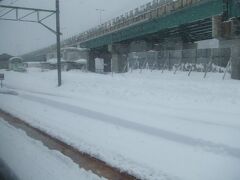 国境を越えて、新潟県側の最初の駅、土樽駅に到着。
すごい雪です。