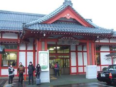 赤い神社風の造りの弥彦駅に到着しました。ここから弥彦神社までは片道15分くらいの道のり。電車の折り返しは25分なので駅を出てダッシュで・・・