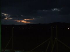 沿線にある出雲崎は夕日の名所で駅もあるのですが、駅は海から離れていてきれいな夕日を眺めるのはちょっと厳しい、でも車内からも雲間に夕焼けを見ることができました。