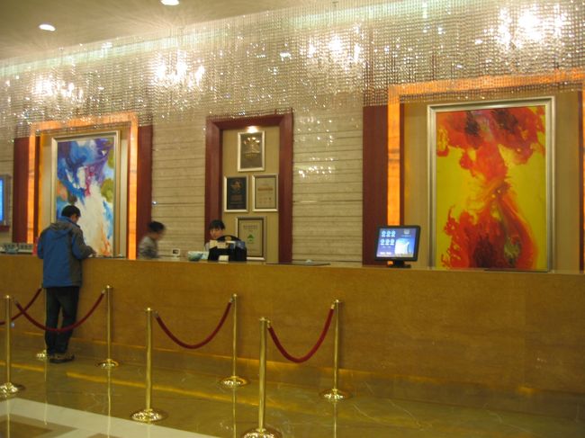 成都天府陽光酒店にチェックイン<br /><br />成都の空港を出たら、ガイドのチャンさん(左写真でチェックイン中)<br />が迎えに来てくれてました<br /><br />チベットに入る為の許可書を自力で取ることが出来ないので、<br />前もってガイド付きの成都発ツアーに申し込みました<br /><br />入蔵許可書、成都ーチベット間の飛行機、空港〜ホテル間送迎、<br />成都とチベットのガイド、ホテル、入場料、11〜13日の全食事<br /><br />以上で120,000円ですが、一ヶ月近く多額の現金を持ち歩きたくなかったので、クレジットカードの手数料として5,000円上乗せし125,000円支払いました<br />