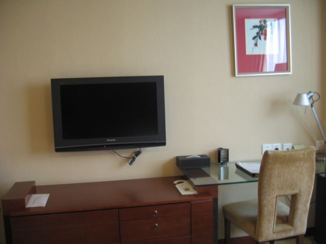 右のガラステーブルにネット用のケーブルが有り、無料で使えます<br /><br />左デスクの下に小さな冷蔵庫<br />ガラステーブルの右に、湯沸かしポットが置かれた棚<br />引出しの中にティーバッグ、インスタントコーヒーなど<br />ポットの横に有料の水が4本