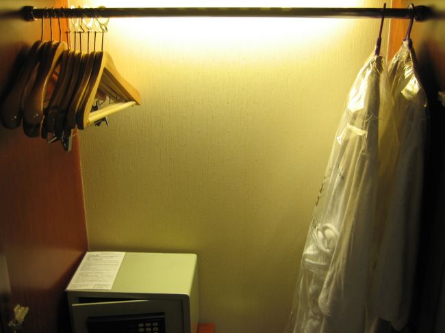 クローゼットの中には清潔で厚手のバスローブ〜もちろん着ました♪