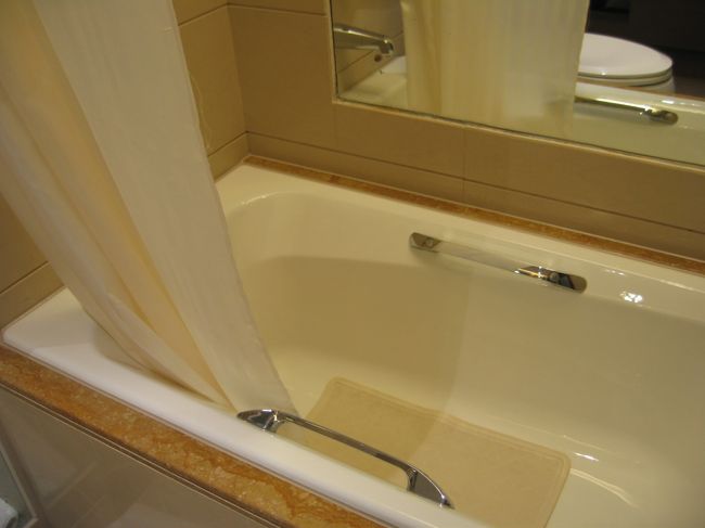 でも浴槽には変なマットが。。。使い捨てのスリッパを履いてシャワー浴びました