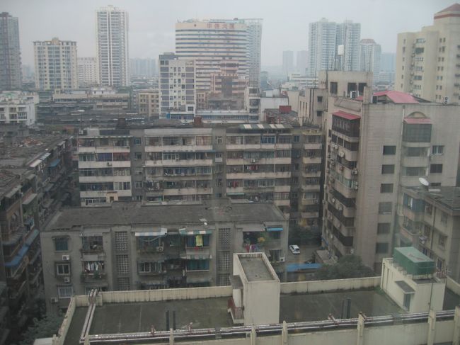 窓からは。。。繁華街の百貨店も見えますが、何か薄汚い。。。<br /><br />あまりお腹が空いてなかったので夕食に繰り出すのはやめて、<br />部屋の湯沸かしポットで”免費”の水を沸かし、<br />お茶や紅茶を作って飲みながらネットしたりTVを見たり、<br />のんびり過ごしました<br /><br />チベットは高山病になる危険のある大変標高の高い土地<br />荷造りもし直さなければいけなかったし、<br />ここで体力を温存したのが後々良かったような気がします<br /><br />でもカフェインの摂り過ぎで深夜まで眠れませんでした(笑)<br />出掛けて疲れて早く眠った方がもっとよかったかも。。。