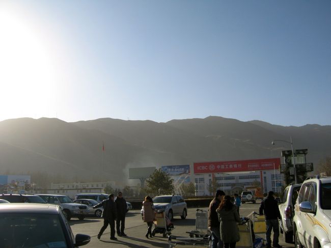 日差しがとにかく強い<br /><br />日本の3倍紫外線が強いサイパンと比べても同等かそれ以上<br />前もってセイナン・スカイの劉さんから<br />「チベット旅行の注意事項」を送ってもらってたので、<br />日焼け止めとサングラスをしっかり持ってきました<br /><br />日焼け止めスプレーは北京から成都に飛ぶ時に取り上げられかけ、<br />三人の係員相手に出来ない英語で必死に抗議して、<br />「これがなかったらチベットで何すればいいの??」と言ったら返してくれました<br />「火気厳禁」と書いてあるものは、預け荷物に入れた方が無難です