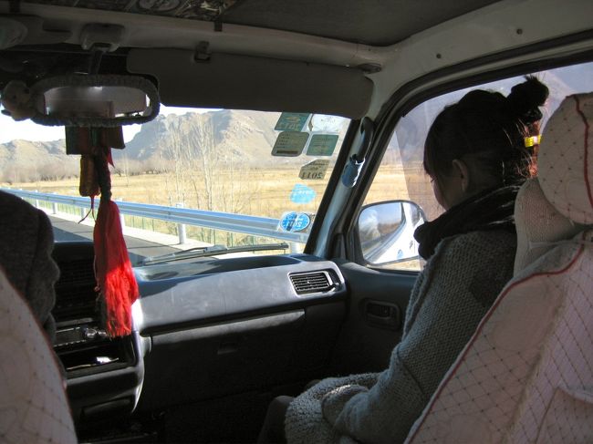 車内も景色もチベットっぽい!!<br /><br />そしてヤンさんは最初日本人かと思ったほど可愛くてお洒落<br />日本語が成都のガイドさんよりもペラペラ<br /><br />色んなことに驚きつつ、既にチベットを好きになってました