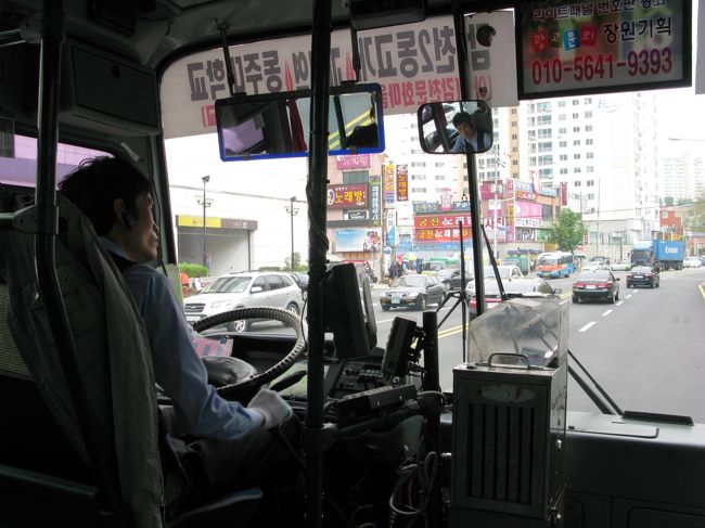 15:55<br />1番バスに乗ると、<br />運転手さんにハングルで書いた「甘川小学校前」とメモを示し、<br />さらに最前列横の座席にかぶりつき。<br /><br />バス停が近づくと、運転手さんが教えてくださり、<br />無事に到着♪