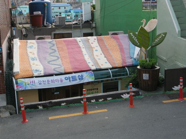 向かいには、アーティストによる<br />ペンダントや食器などの作品が展示販売されている<br />お店がありました。