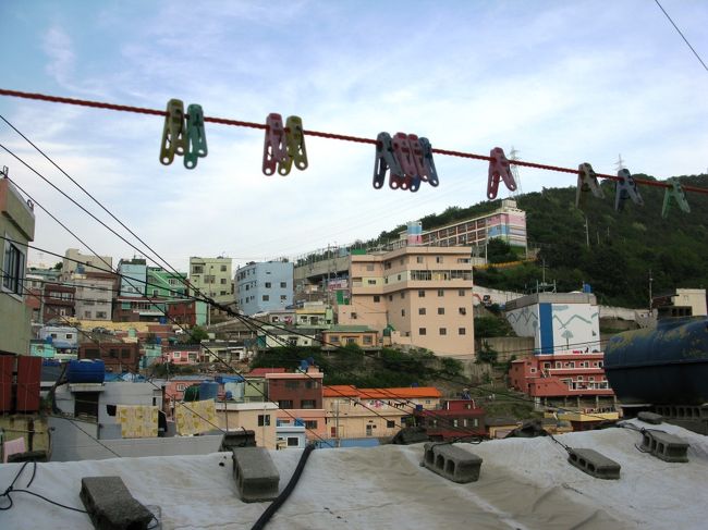 ここでは、日常生活で使われているであろう、<br />物干し場もアートの一部になりえるんですね。