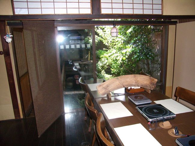 食卓から奥の庭を眺め<br />一番乗りだからまだお客さんいない<br />先にビ−ルを貰って<br />何人かそろうのを待つ<br />あんまり早く料理だされても困る<br />純粋にビ−ルだ<br />至福の時の到来である