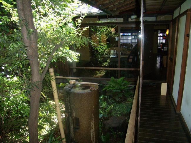 京都と奈良の商家町屋は似たつくりだ<br />中庭から食卓を見る