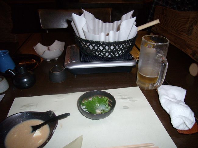 しまった、解禁された生ビ−ルのせいで<br />料理撮影忘れた、「豆乳」濃度１５度甘味を感じる<br />「おぼろ豆腐」藻塩と割り醤油ですくって食する、「豆乳仕立ての湯豆腐」<br />これを柚子胡椒で、次が「湯葉刺し」これはわさびだろう<br />「半兵衛の生麩田楽」「白和え」「おから豆乳煮」<br />まだまだ続く「豆腐と山芋のかきあげ旬の野菜添え」野菜は<br />アスパラ「肥料図----一発変換は是泰ムリ←←いい<br />加減にしろって絶対位で」<br />「飛龍頭の炊き合わせ」勿論銀杏が入ってた、<br />それで「若竹の吸い物」「黒米いりご飯」香の物は大好きな<br />「日野菜漬け」が出てきた、しめは「豆乳入りゆずゼリ−」と<br />「万能茶」なにを煮出したのか不明、大豆を炒った香りがした<br />それで３杯の中生ビ−ルと料理の値段はほぼ一緒
