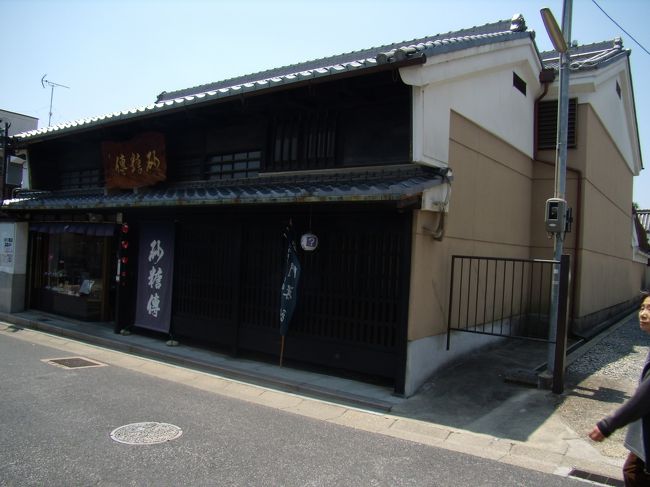 創業何百年とか言うのだろう<br />砂糖やさんだと思うが<br />栃木県那須の三斗小屋温泉の一軒の方は<br />煙草屋というし<br />京都には炭屋と言う旅館もあったりするからだまされたかもしれない<br />（後で調べたら「砂糖傳」と暖簾が出ていたこと判明）