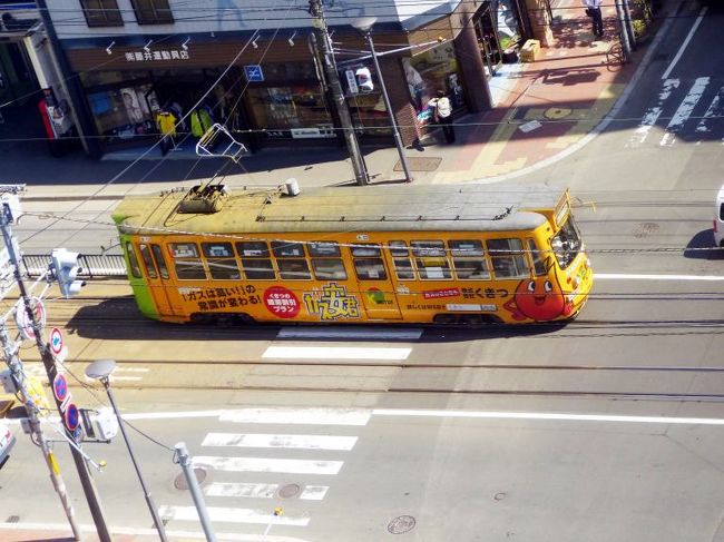 窓の右側下には札幌市電一条線が走ります
