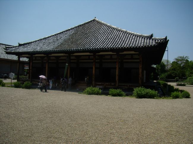 いつかは来てみたかった<br />元興寺極楽坊<br />以前狂言修行のころ<br />「元興寺が出る」を<br />「ガゴゼがずる」と読み<br />お化けが出るの意味だった、<br />がそんなことはなかった<br />街中ど真ん中でお化けの活躍の余地はない