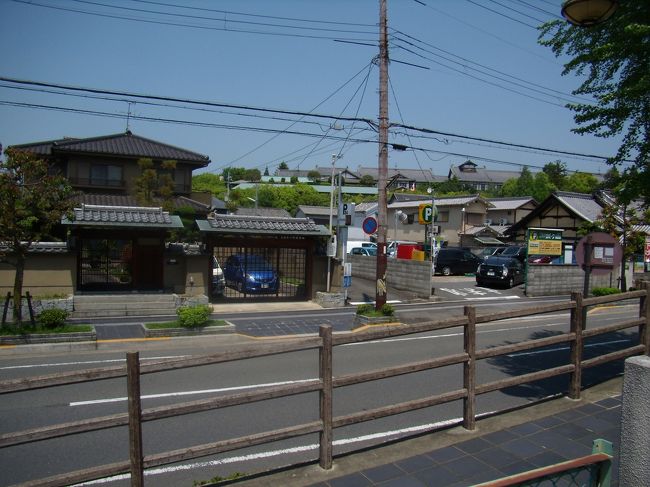 奥のほうに<br />箱根富士屋、日光金谷、軽井沢万平と<br />並ぶ奈良ホテルが見えたので<br />コ−ヒ−でもと思ったが<br />入口にたどりつけず、面倒くさくなったので<br />西ノ京方面に行こう<br />右に行けばいいものを<br />左にいってしまった