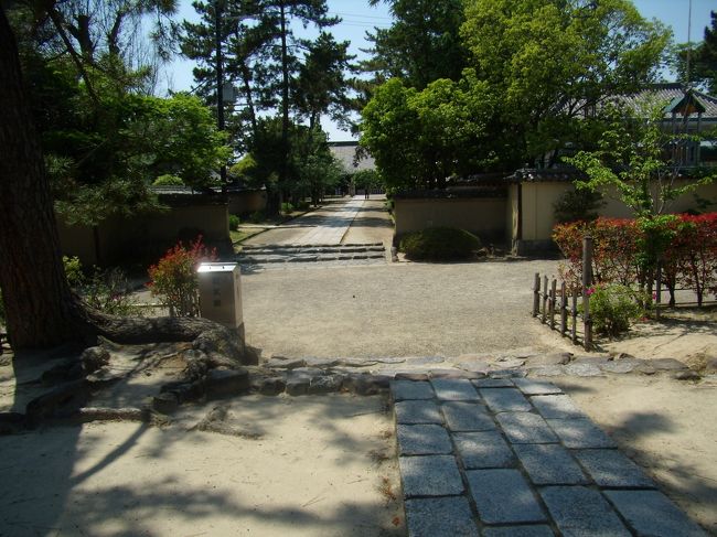 奈良駅から西大寺乗換えついでに<br />その「西大寺」にお参りし、<br />かわいそうに<br />「東大寺」のあの人出にくらべ<br />誰もいない。