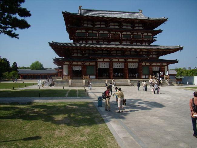 そして着いたのが薬師寺<br />なぜ薬師寺なのかといえば<br />練馬の材木屋例年ＧＷはグル−プで<br />旅をしている、今年は中国安徽省「黄山」<br />の絶峰群を見て回るはずが、「事情あり国内にしてくれ」の声<br />あって、5/2夜中東京発、5/3尾道、島なみ街道で大三島、道後温泉泊<br />5/4松山-内子−伊予大洲-宇和島-四万十川沈下橋−土佐中村「ここで<br />うん万の四万十天然鰻会席をやる」<br />5/5土佐中村−高知道-大豊「大杉を見る」−大歩危−蔓橋−高松<br />5/6高松−屋島-鳴門−淡路島-阪神高速-名神−中央高速−東京練馬<br />推定走行距離2400?の旅に決定したが<br />私メのみ都合がわるくなり<br />そして仲間の一人に<br />「玄奘三蔵会大祭にご参加を」と招待状が<br />きていたので、その仲間に成りすまし私は<br />薬師寺、招待状記載の奴は四国で天然鰻となったのであるが<br />結局5/5に連中は土佐中村から奈良までぶっ飛ばして<br />全員合流することになった、今頃は祖谷峡の蔓橋あたりかな<br /><br /><br />