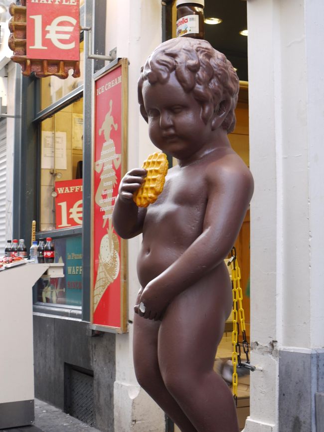 「小便小僧」の近くのワッフル屋さんの店頭