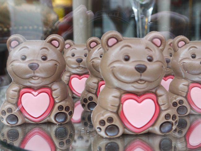 「小便小僧」の近くのチョコレート屋さんのショーウインドウ