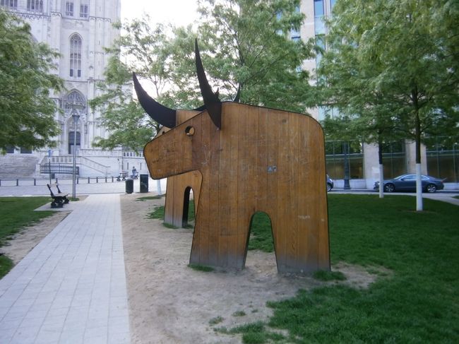 サン・ミッシェル大聖堂の前の広場にあったオブジェ