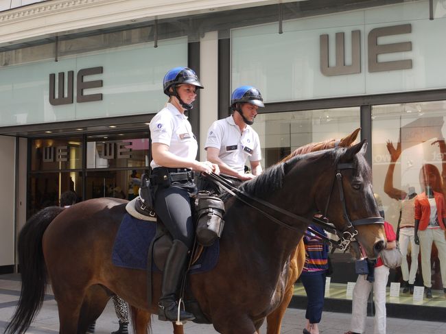 ブリュッセル一番の繁華街、ヌーヴ通りを堂々と進む男女の騎馬警察。<br />これって、体のよいデート？