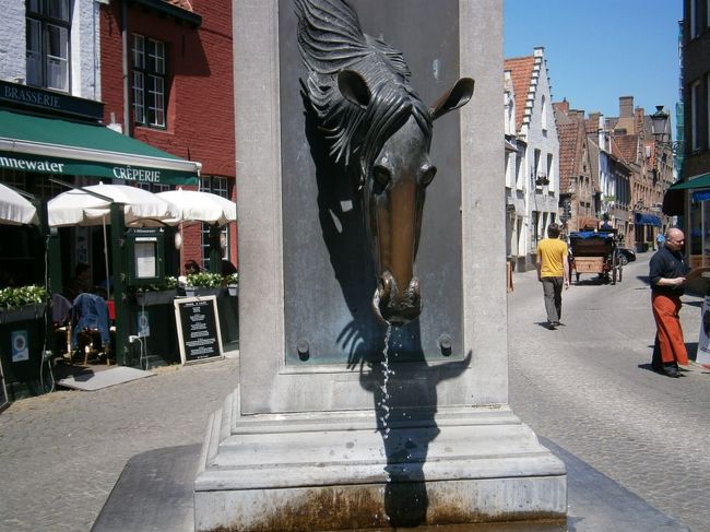 ブルージュで見かけた、観光馬車の馬のための水飲み場。