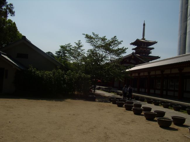 三蔵さんの大祭は午後２時開始<br />「法話」「鐘突き」「練供養」「散華」「読経」<br />その他いろいろあって、「伎楽法要」と「万燈供養」がクライマックスで<br />あろう、ごご８時ごろまでかかりそうである。<br />適当に境内を拝観<br />招待状には夕食券やらロ−ソクやら、野点券やら各種拝観券が付属していた<br />ので利用する<br />野点のお菓子は小型の柏餅<br />そ-だよね「端午の節句」だもんね