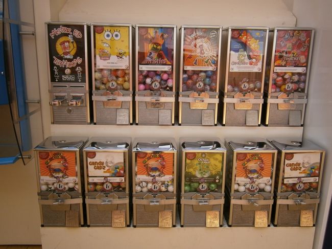 ブルージュ駅構内にあった「ガチャガチャ」<br />帰国して孫から、買ってきてくれたら良かったのにと言われました。