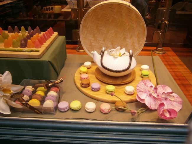 ギャルリー・サンチュベールの「ダンドワ」のショーウインドウ<br />洋菓子と和風の急須や箸との絶妙な組み合わせの飾り付けです。