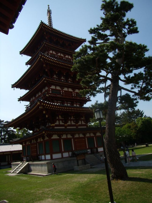 あったあった三重塔<br />「行く春のやまとの国の薬師寺の塔の上にはオイ雲がないぞ」<br />なにとなにと名句にてはござらぬか