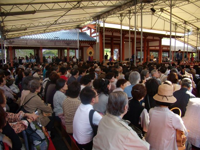 それで４時頃玄奘三蔵伽藍へいってみると<br />満員の要するに「結縁者」の中に詰め込まれ<br />立つこともできず、「惣礼」「唄」「表白」<br />「大般若経転読」「般若心経読経」「挨拶」<br />皆さん知ってる人は知ってますよね代々の<br />薬師寺の坊様の弁の立つのは<br />山田法胤管主も例外でない<br />一人で押して予定表の<br />伎楽奉納５時開始のはずが<br />5：40だ