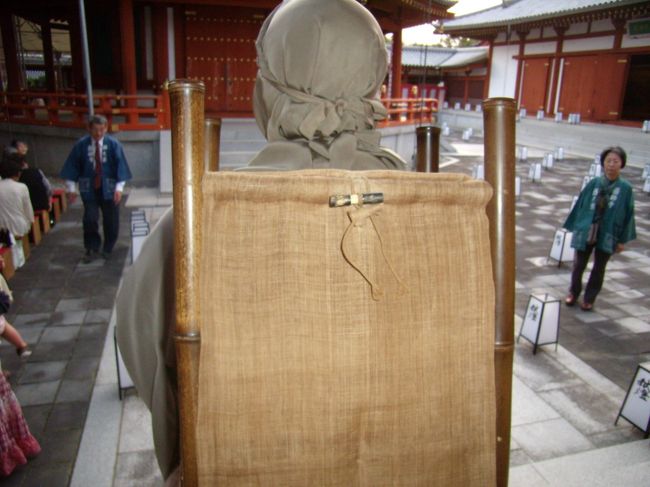 本日の主役<br />三蔵法師役の茂山良暢君が私の思ってないところから<br />突然でてきた正面からは取れないので背中をパチリ<br />彼がそのうち５代目<br />「茂山忠三郎」を継ぐ筈<br />ついでに調べればわかることですが<br />なんで玄奘三蔵と薬師寺が関係あるのといえば<br />同じ法相宗ということ、戦時中日本軍が三蔵法師の遺骨を見つけてしまって<br />一部が薬師寺に分骨されたこと、薬師寺は写経のお寺で三蔵法師<br />が天竺から持ち帰って翻訳し現在の日中台の人ならわかるあの<br />写経のお手本の般若心経になってるのだからと言うことでしょう<br />本来の招待者である仲間に「おい一回や二回写経にいっただけでは<br />招待状なぞこないぞ」「結縁--けちえん」「「玄奘三蔵会---げんじょう<br />さんぞうえ」くらい知らずに発音するとチョットじろっとされそうな<br />雰囲気だぞ狂言やっててよかったよ。」<br />彼は父親の病気平癒を願って東京の別院の方で<br />何回も写経をしたのであろう、今まで知らなかった