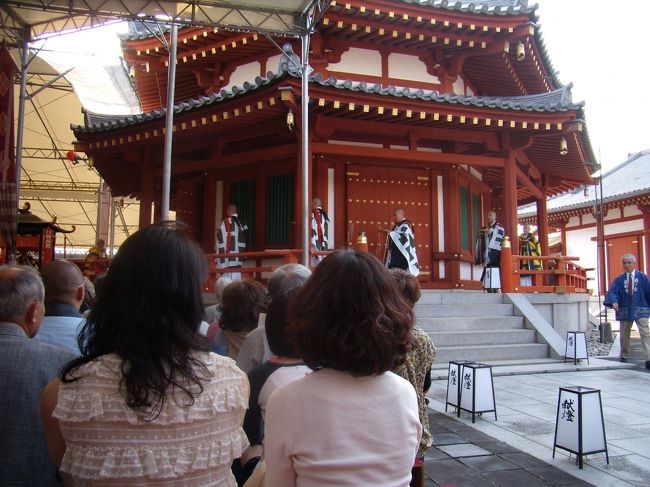 指定された場所が悪かった<br />撮影自由でも殆ど撮れる状況ではなかった<br />「いったいその法要なんだ」と思う方は<br />薬師寺のＨＰをご覧いただくことにして<br />ただこの法要<br />伎楽をうたいものに<br />しないほうがいいような<br />気がする薬師寺のやり方は<br />「ついでに伎楽」っぽい公演。　<br />但し伎楽面はいくつも残っているし<br />東大寺大仏開眼の法要では演じられたらしいが<br />一度途絶えた芸能を復活するのは大変だ<br />しょうがないのかも知れない<br />舞楽雅楽は残ったのに<br />伎楽は消えたどうして？<br />性的に野卑っぽい番組があって<br />（それは観客には喜ばれた筈で）<br />お堅い人に敬遠された？<br />殆ど全部消えた理由にはならないだろう<br />結局獅子舞のみが別途の芸能として<br />残った、謎だらけである。<br />面は法隆寺→宮内庁→東京国立博物館<br />のものと東大寺正倉院のものがあきらかに残っている<br />のである。<br />これ以上のことは分からぬままですませよう。