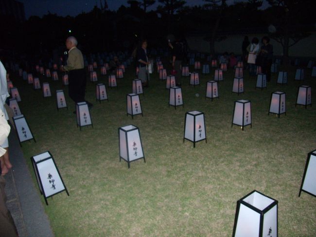 ６時ごろには始まるはずの<br />万燈供養が「誰かさん」のせいで<br />7時すぎた<br />そしてやっと<br />携帯電話に出ることができた<br />「お-い今どこだ」<br />「阪神高速だ」<br />「推定到着時間は？」<br />「８時ころかな」<br />「う-ん薬師寺の支給弁当食べるかな」<br />「待った待ったとにかく新大宮のホテルに集合だ」