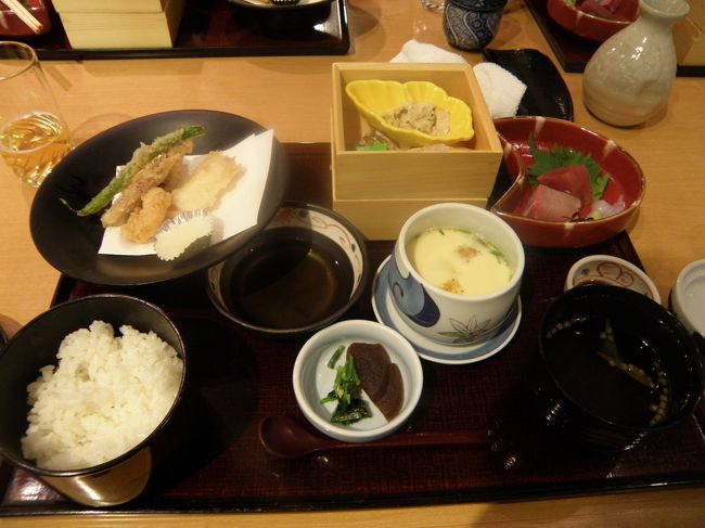 皆で慌しく近鉄奈良駅前に出て、「月日亭」季節ご膳<br />お造り、天麩羅、箱にはいったのはなんだったっけ<br />ビ−ルと熱燗に大脳記憶中枢を麻痺させられた<br />連中の今回の旅の<br />メインイベント<br />四万十川の天然鰻一匹500グラム以上￥21800は肝心の<br />鰻が取れないでオジャンだったというオチがついていて<br />今日のお宿に分宿