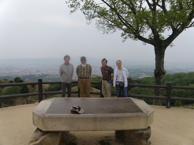 5/6朝、車で若草山のてっぺんへ本当はあるいて<br />登るはずだったが、車という思ってもみなかった<br />便利なものが来たので