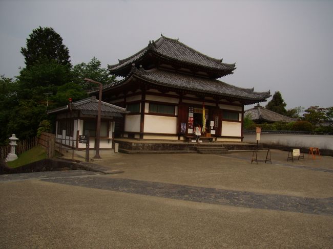 ここは東大寺四月堂普段なら通過だが<br />三月堂修理期間中は四月堂で三月堂の分もご朱印<br />受付ということで<br />今回の各種ご朱印のうち一番美しい文字だった