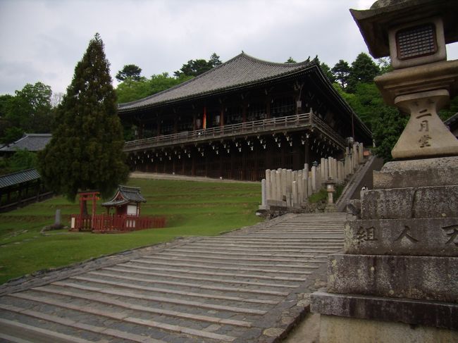 二月堂<br />この辺にもシカがいるが<br />あまりよってこない<br />二月堂三月堂の裏側は<br />若草山の斜面