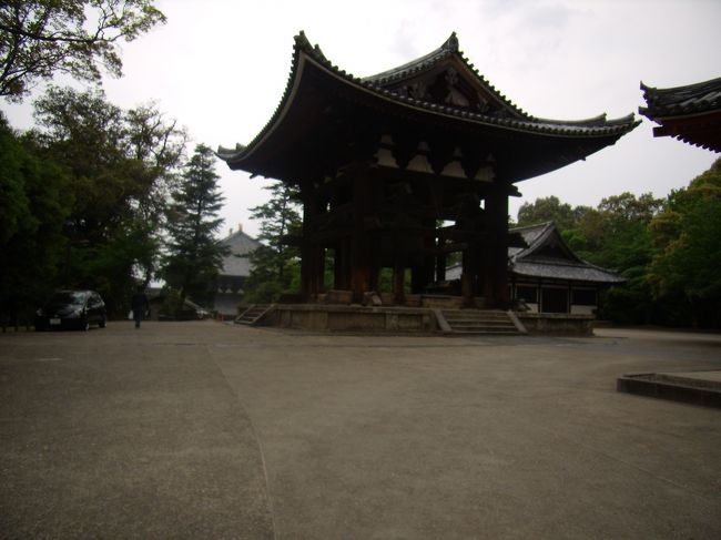 東大寺の鐘楼は大仏殿と三月堂をむすんだ線上にある<br />大仏殿より山側にはあまり人がこないようだ