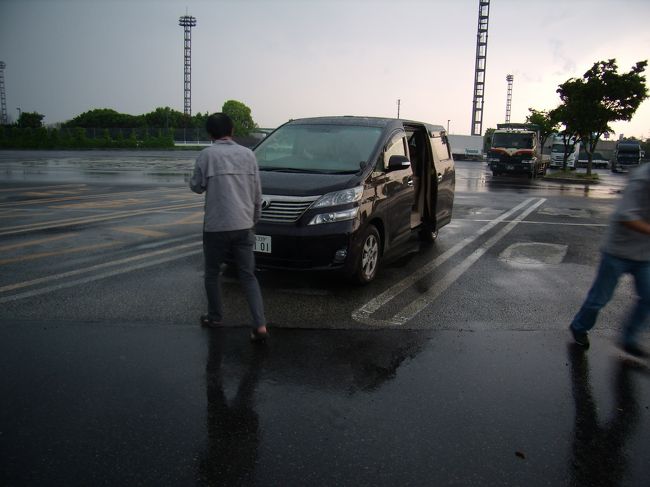 そして午前１０時５０分全員再集合<br />奈良を出発<br />とにかく東京に近づこう<br />で京奈和道、京滋バイパス<br />名神瀬田東、ときて名古屋は真っ暗でおまけに雨<br />小牧ＪＣＴまできて「おっ案外早いぞ、渋滞ないぞ」で<br />やっと昼食ただし一名の運転手を残し<br />奈良のコンビニでビ−ル各自2缶、チュ−ハイらしきもの<br />各自1缶、全体の予備に何とかサワ−4缶<br />（この辺誰が幹事やってもそつがない）は調達済み<br />運転手はハンドルさえ握らせれば満足なのでビ−ルはあげない<br />（今夏はロスアンゼルス〜シカゴのル−ト６６を走破<br />するとのこと、運転はやりたいが、なんであんなメシの<br />まずそうなとこ行くかね、やだね）<br />現在時刻は5/6　<br />13：50<br /><br />