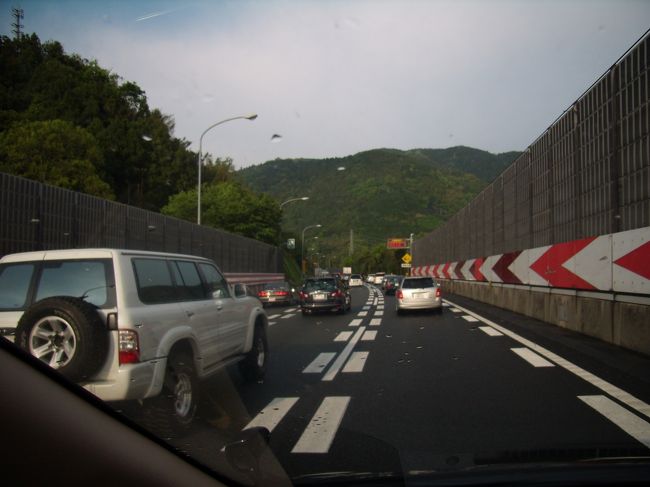 新東名と元祖東名が合流してもこの程度で<br />雨も上がり始め「もったいないもう一度<br />戻るか」「まずいぞ早くつきすぎるぞ」<br />東京ねりまに着いたのが17：30<br />最初の予定では<br />奈良12：30発東京22：30到着だったが<br />そんな訳で今年のＧＷの旅行はおしまい。<br />予告編です<br />9月の連休には<br />南信州<br />急斜面へばりつきの里自称「日本のチロル」と<br />ほざいてる「下栗の里」、絶景「しらびそ峠」、秘境「遠山郷」<br />伊那谷を見下ろし南アルプスを見上げるこれまた絶景<br />「陣馬形山」、赤そば高嶺ルビ−の手打ちソバと赤そば畑見物<br />秘境駅「飯田線小和田駅」、そして極めつけは飯田線下山村駅でおりて<br />5つ先の伊那上郷駅でさっき乗り捨てたばかりの同じ列車に再度乗ると<br />言う通称「下山ダッシュ」をしてくる旅行を企画しました<br />使うのは一筋縄では行かない「酷道152号線」です<br />これ面白そうでしょう。<br />今回のメンバ−に参加申込書などありません<br />「オメ−はいくんだ」